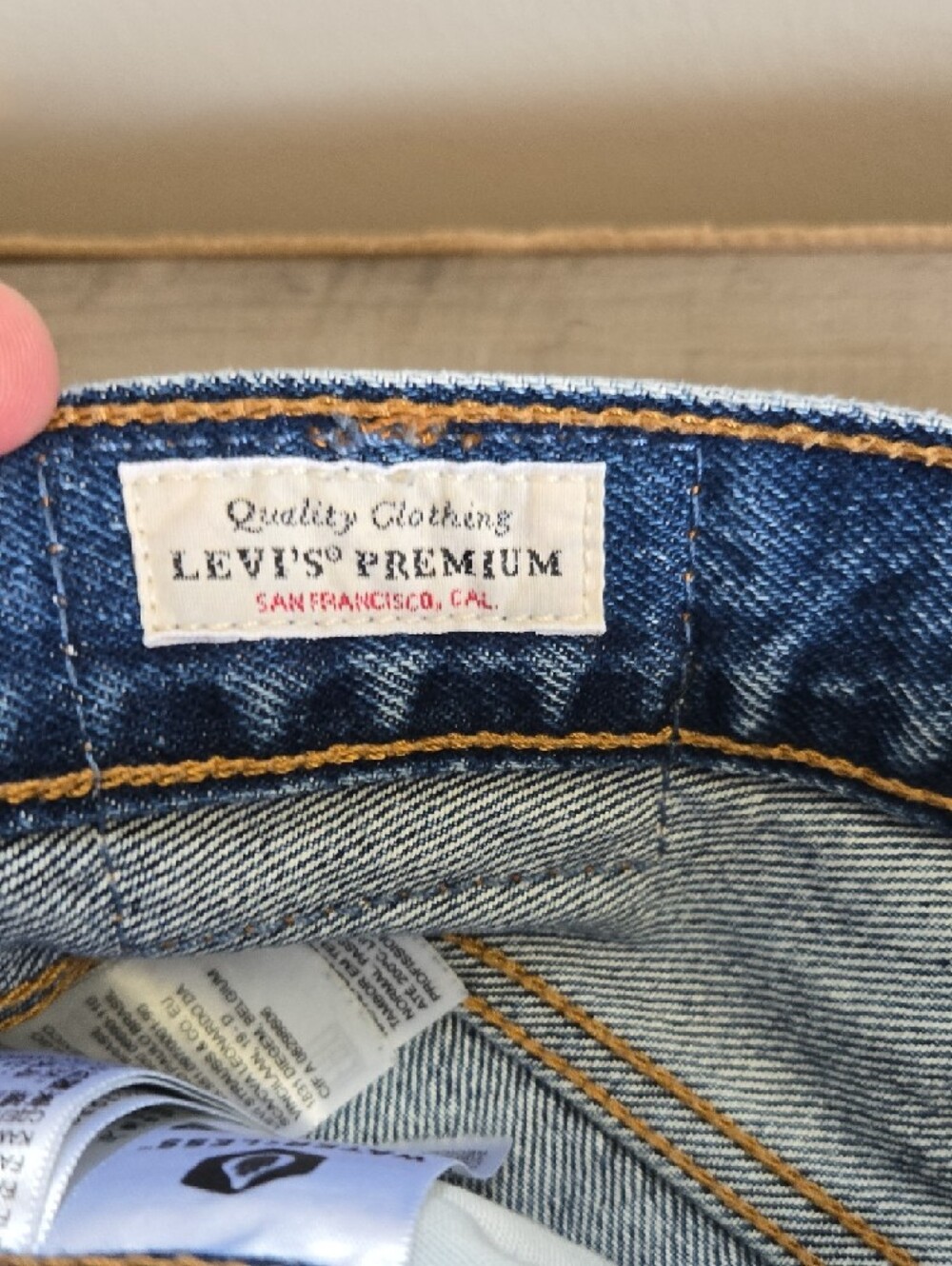 Levis Bermuda Cut Off Destructed Shorts - Picture 4 of 8